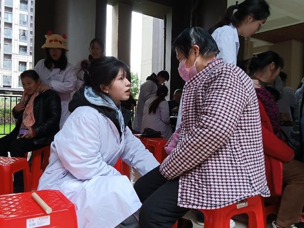 针推学子进社区，雷锋精神暖人心——针灸推拿学院学生党总支开展学雷锋志愿服务活动