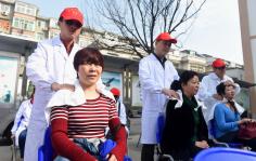 指尖传递暖阳，合肥盲人推拿师走进社区献爱心