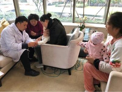 高端社区健康活动新升级 医馆家中医上门服务惠民众，社区推拿成亮点