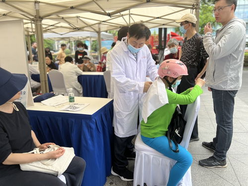 社区中医服务暖人心 市民亲制香囊 医院十年坚守送健康